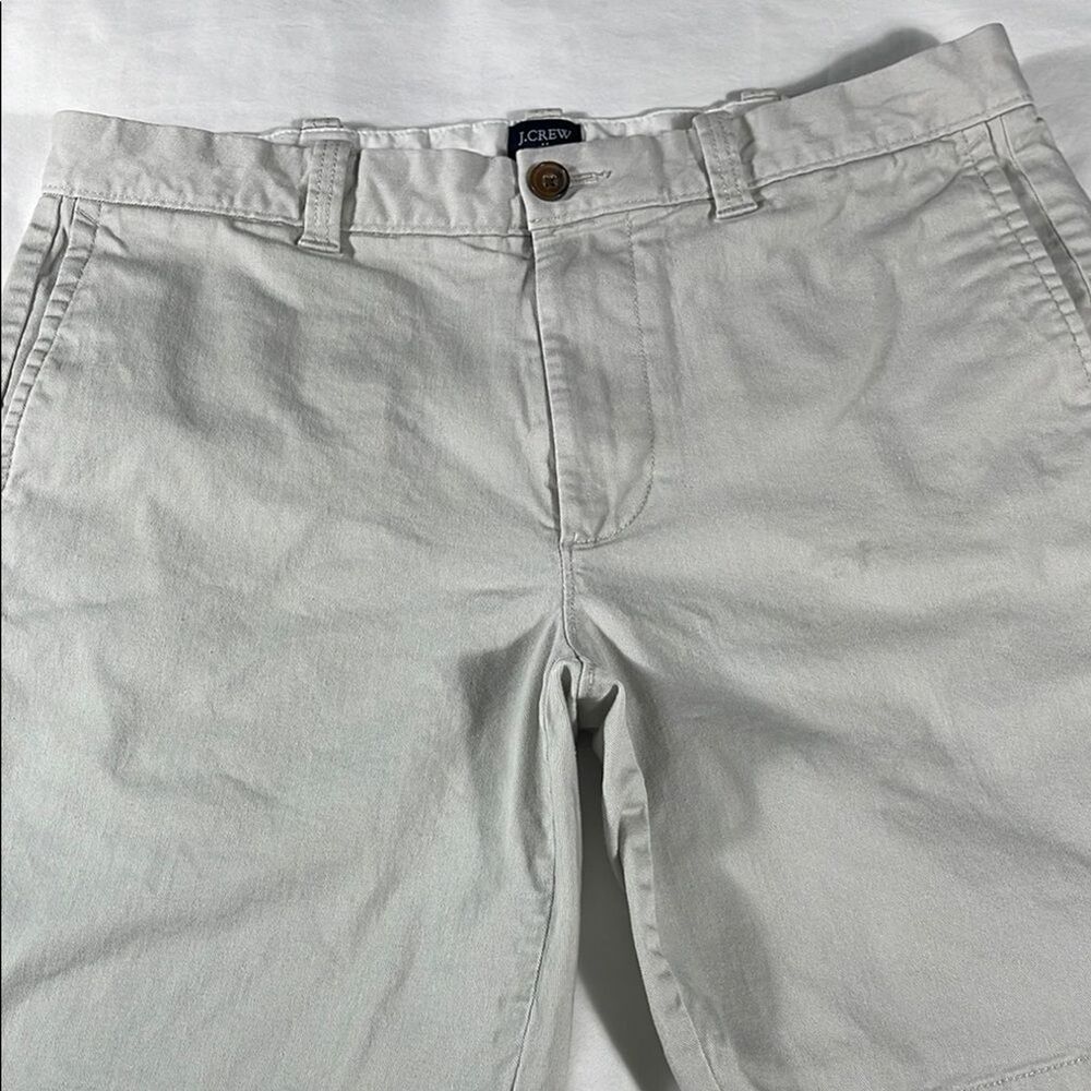 J. Crew mens stone khaki basic flat front 8.5" inseam chino shorts - size 33